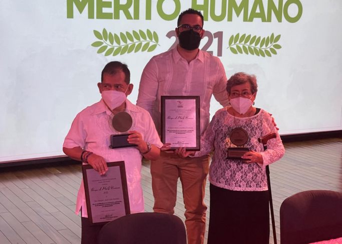 Codhey entrega Presea al Mérito Humano a Dulce María Caballero